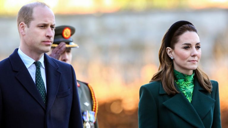 Di Tengah Krisis Corona Pangeran William Tetap Berjabat Tangan dengan Warga Irlandia