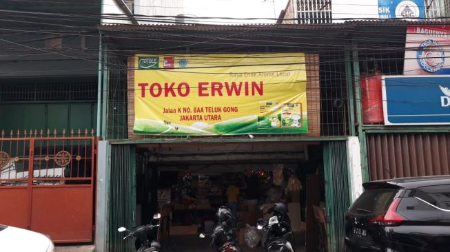 pemilik Toko Erwin di Penjaringan, Jakarta Utara, yang menolak barang-barang dagangannya diborong sejumlah konsumen saat panic buying karena merebaknya virus corona Covid-19, menuai pujian.