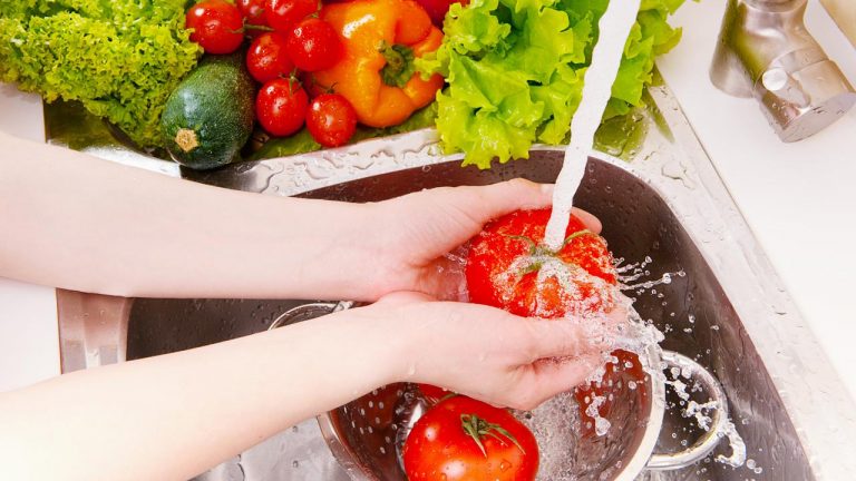 Ingat Cuci Buah dan Sayur Pakai Air Tidak Cukup Membunuh Bakteri