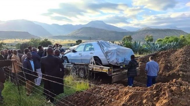 Cinta Mati Politisi Afrika Minta Dikubur dalam Mobil Mercedes Bututnya