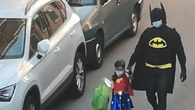 Parade Kostum Ayah dan Anak Spanyol Saat Buang Sampah di Masa Isolasi