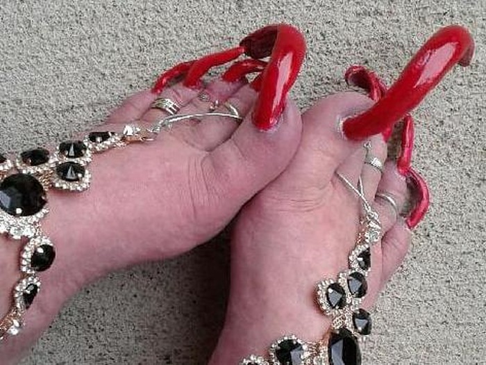 Cerita Wanita Raup Uang dari Kuku Kaki Panjang Meski Tak Bisa Pakai Sepatu