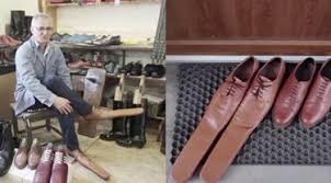 Terapkan Social Distancing Pria Ini Ciptakan Sepatu Panjang yang Unik