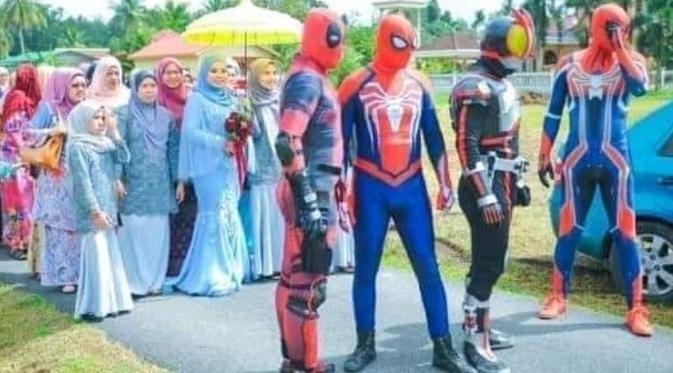 Antar Adik Perempuannya Menikah, 4 Kakak Lelaki Ini Pakai Kostum Superhero